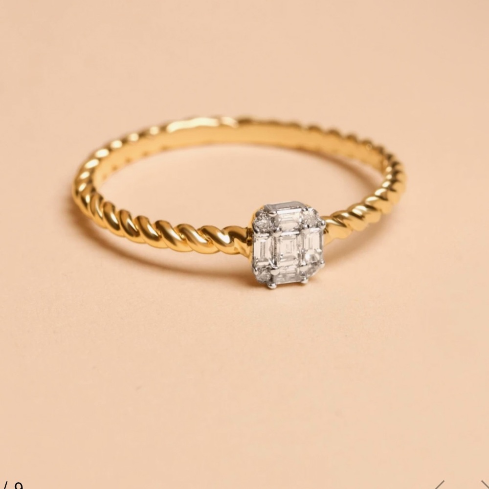 Stone and strand shield of strength ring